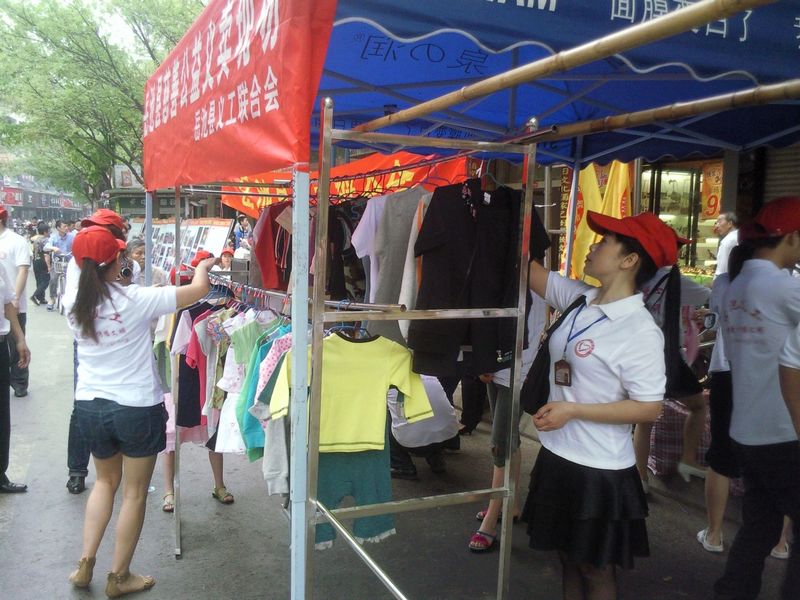 5月1号，岳池城区的大东街异常热闹，该县义工们很早就开始摆摊设点开展义卖活动.jpg