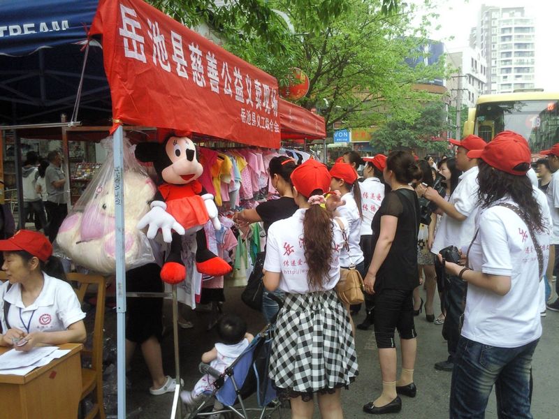 火爆的义卖现场.jpg
