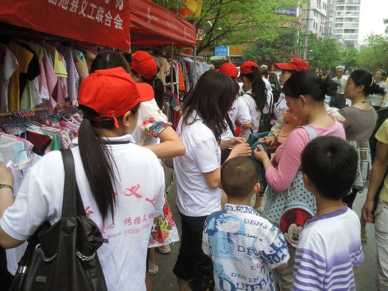 童装义卖现场.jpg
