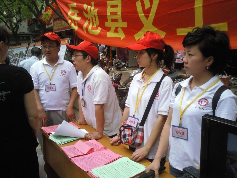 向市民们讲解义卖活动的意义.jpg