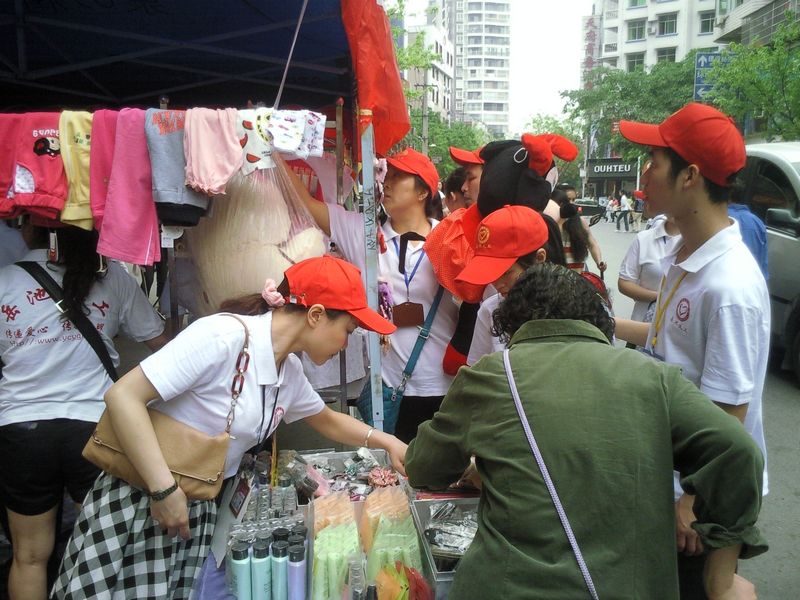 忙碌的义工们.jpg