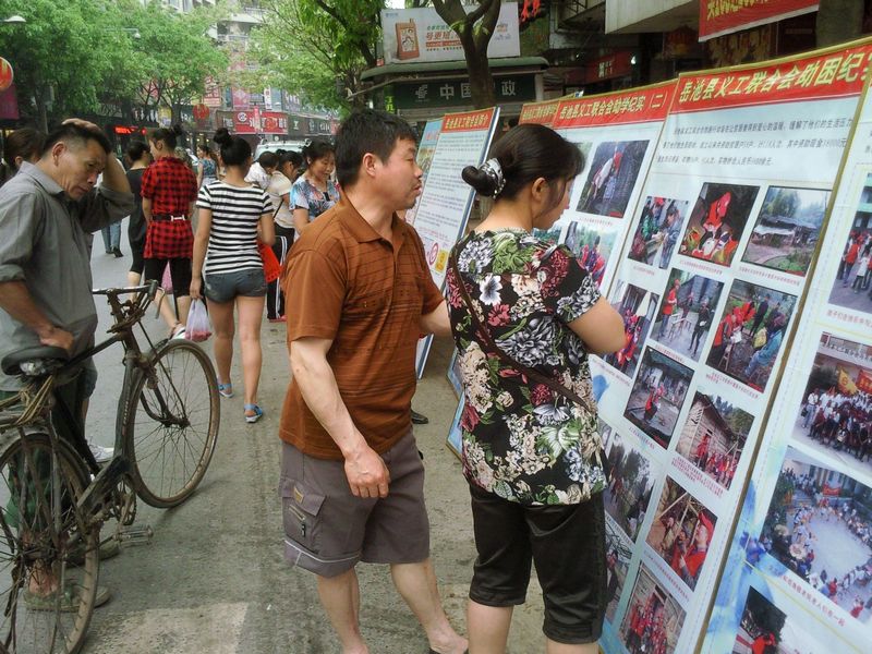 市民们观看宣传展板.jpg