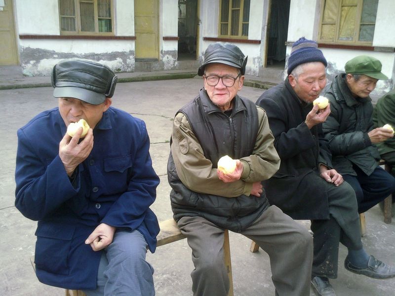 5、香甜的水果，给老人们带来了甜蜜的幸福.jpg