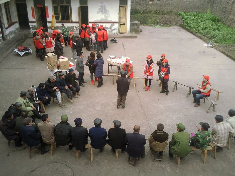6、在敬老院，义工们与老人们亲切交谈.jpg