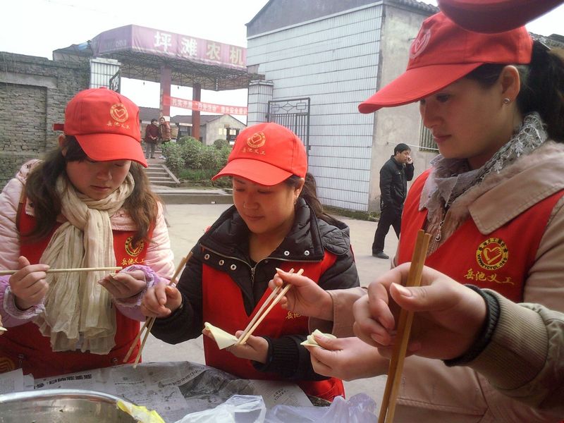 13、在敬老院，义工们争先动手，将带来的原材料为老人们制作了可口的混沌.jpg