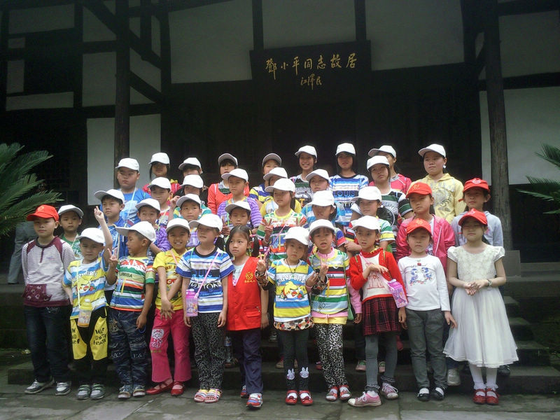 6、在邓爷爷故居，义工向孩子们介绍邓小平爷爷光辉的革命历程，激励孩子们爱党爱国，奋发向上.jpg