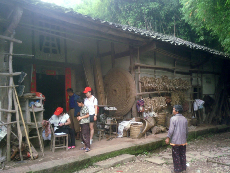 4、贫困学生严虹吉家是一套七十年代修建的穿逗瓦房，已经十分陈旧，由于无力维修，局部开始垮塌.jpg