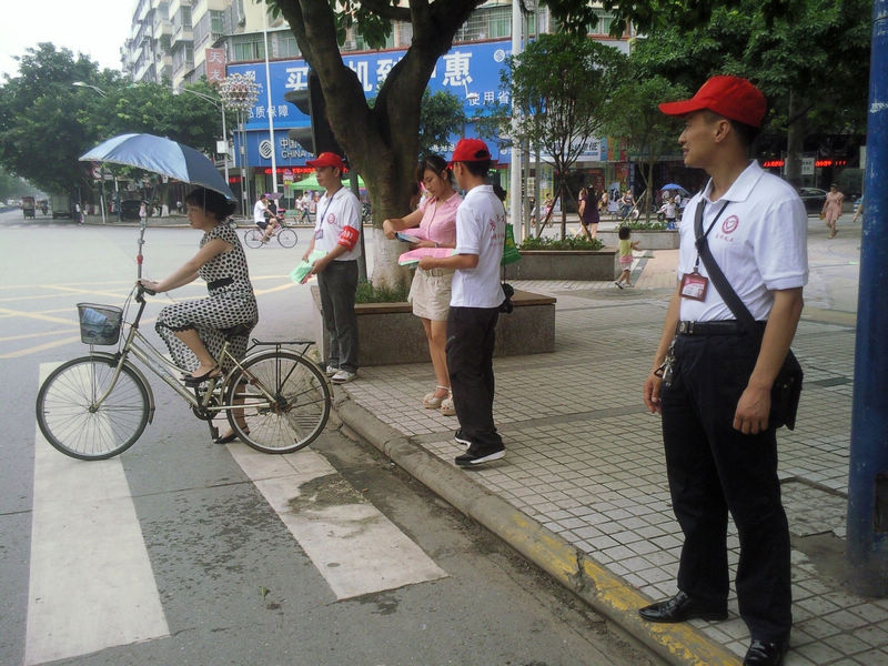 3、在岳池城区人口较为密集的主要街道，义工们分别在十字路口及斑马线路段设置站点，劝导过往群众遵守交通