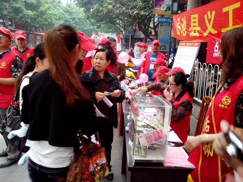 1、热闹的募捐现场.jpg