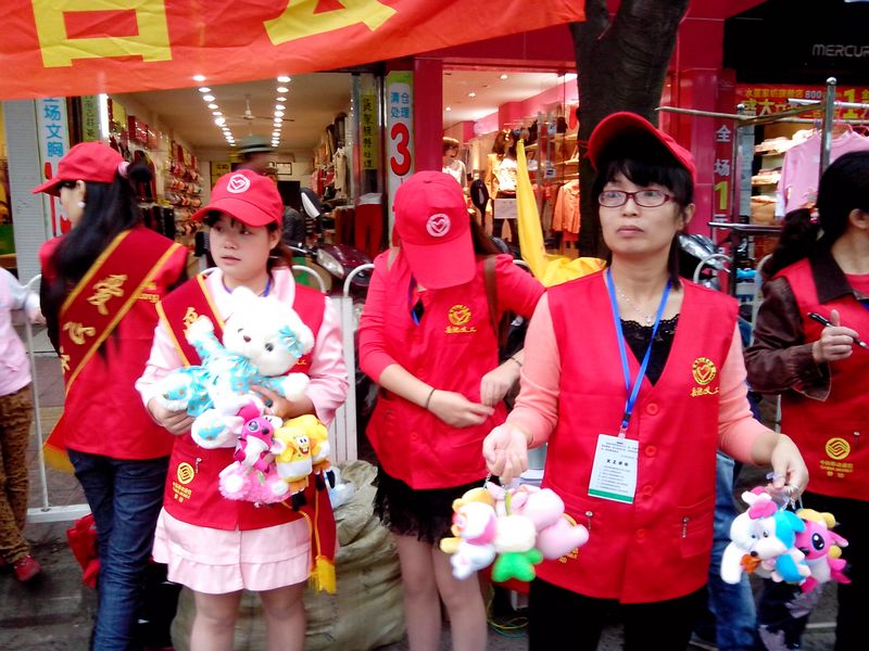 4、义工们尽力兜售义卖品.jpg