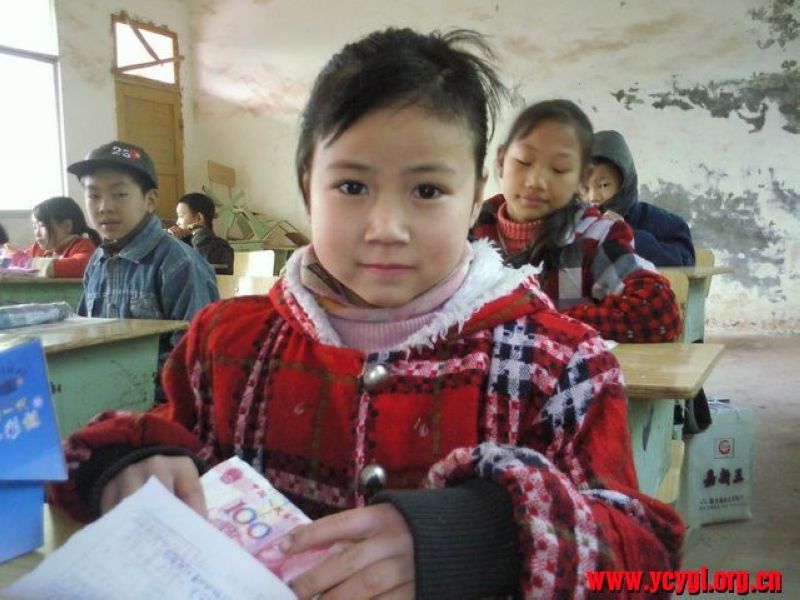 200、这是当年义工们去团结乡国寿希望小学献爱心时的现场抓拍图片.jpg