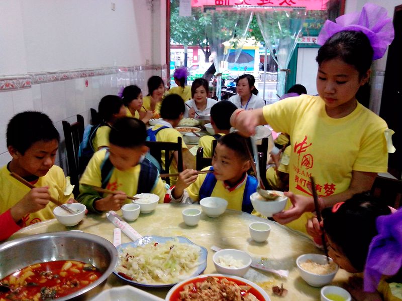 12、孩子们香甜地吃着午饭.jpg