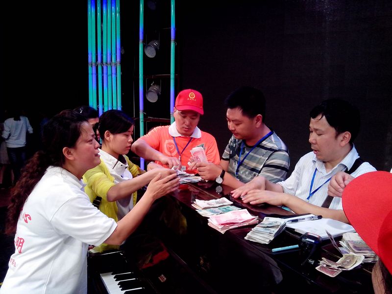 18、晚会开展了现场募捐活动，募捐结束后，义工们现场清点捐款.jpg