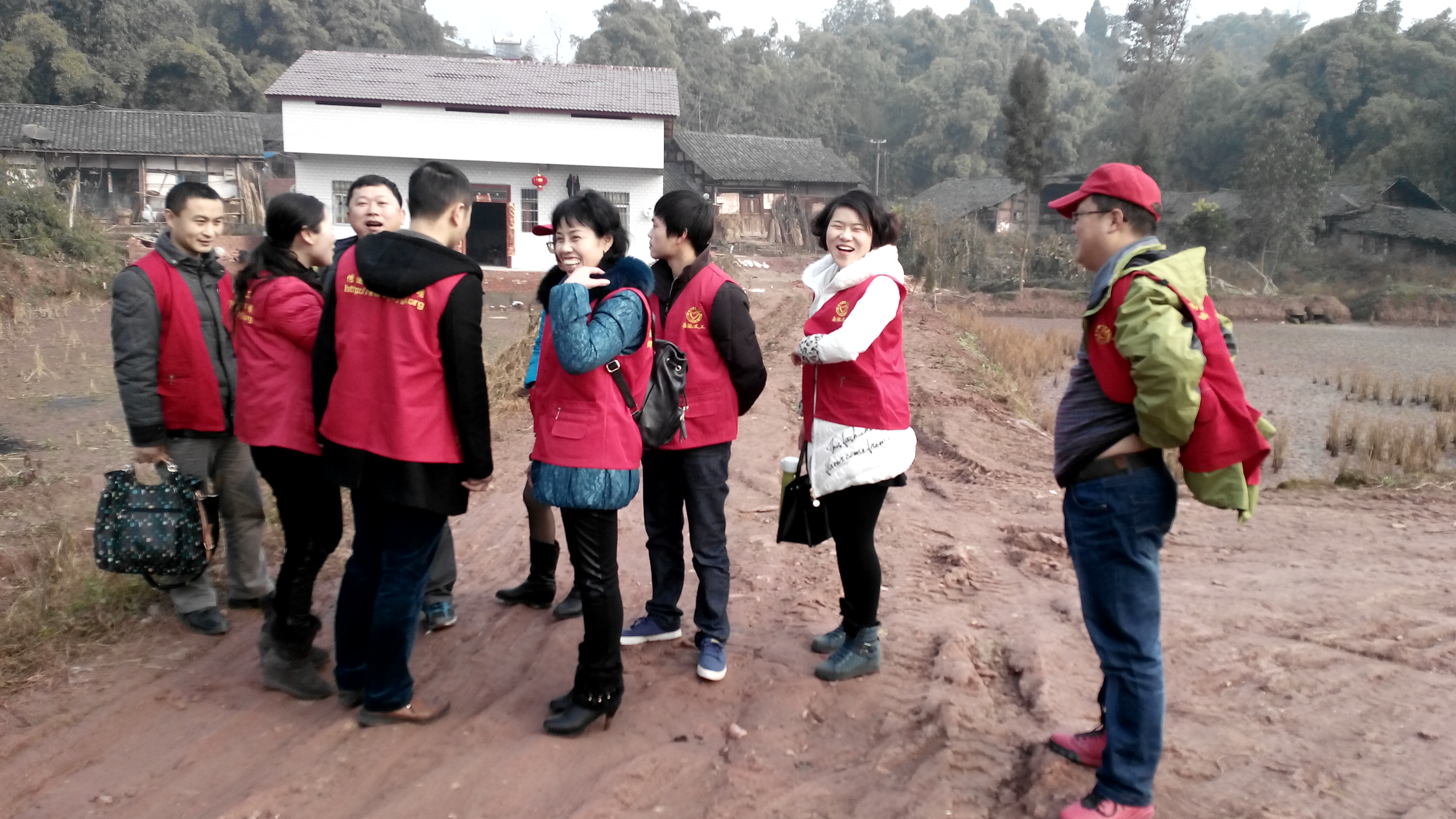 15、走访中，两个组碰巧会师在途中.jpg