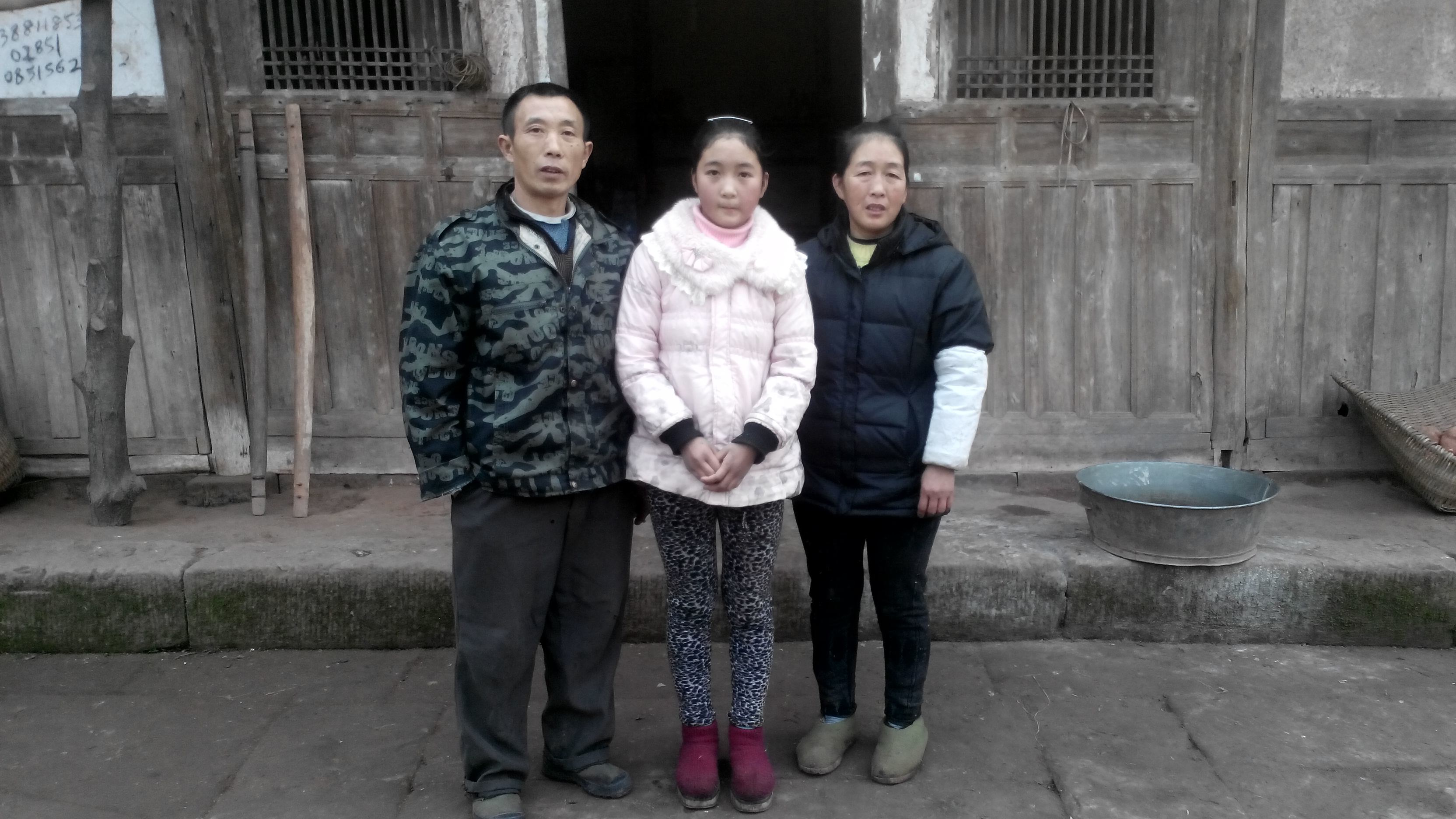 21、杨玉梅和父母在一起.jpg