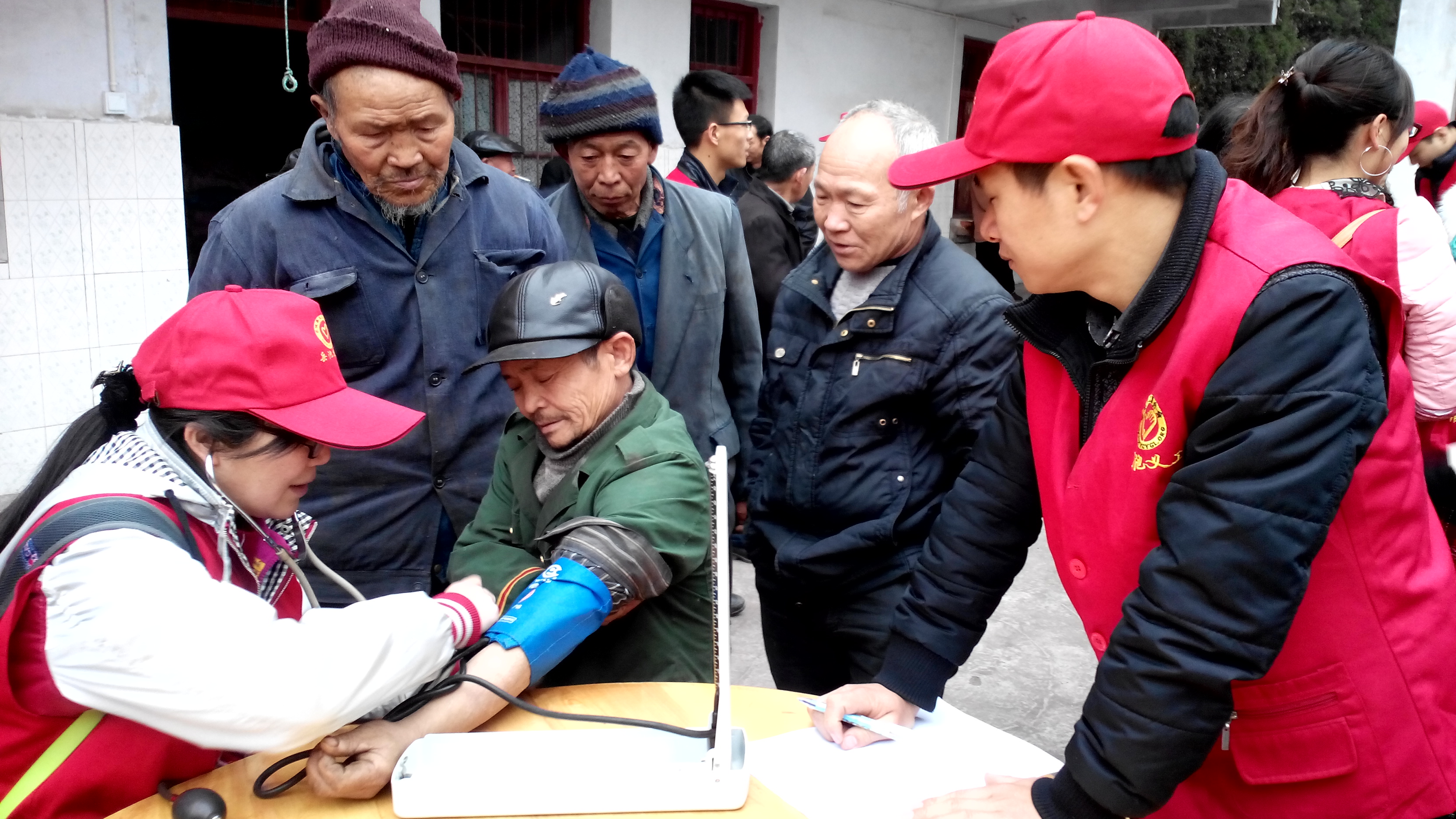 6、为老人们义务体检.jpg