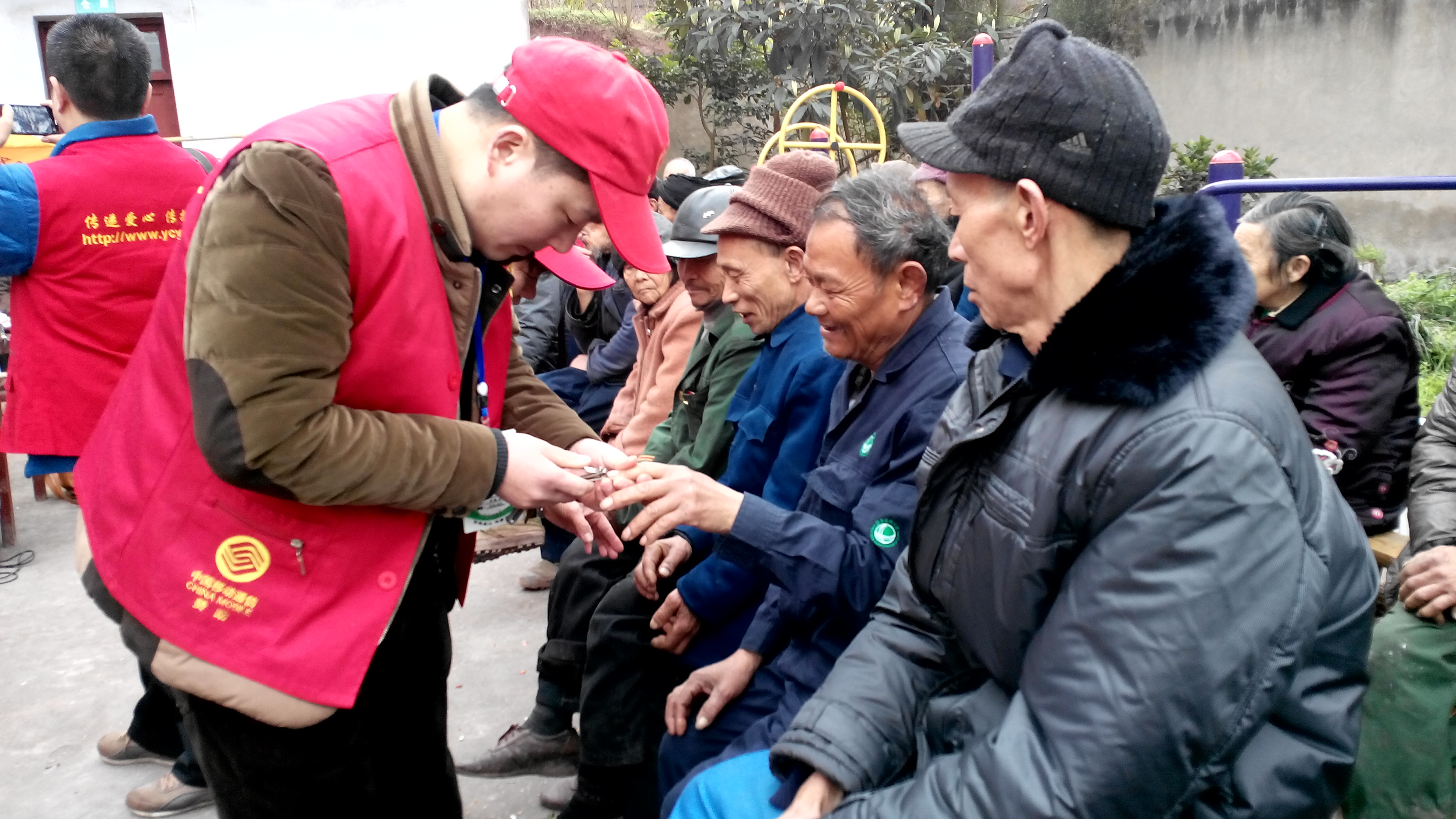 7、为老人们修剪指甲.jpg