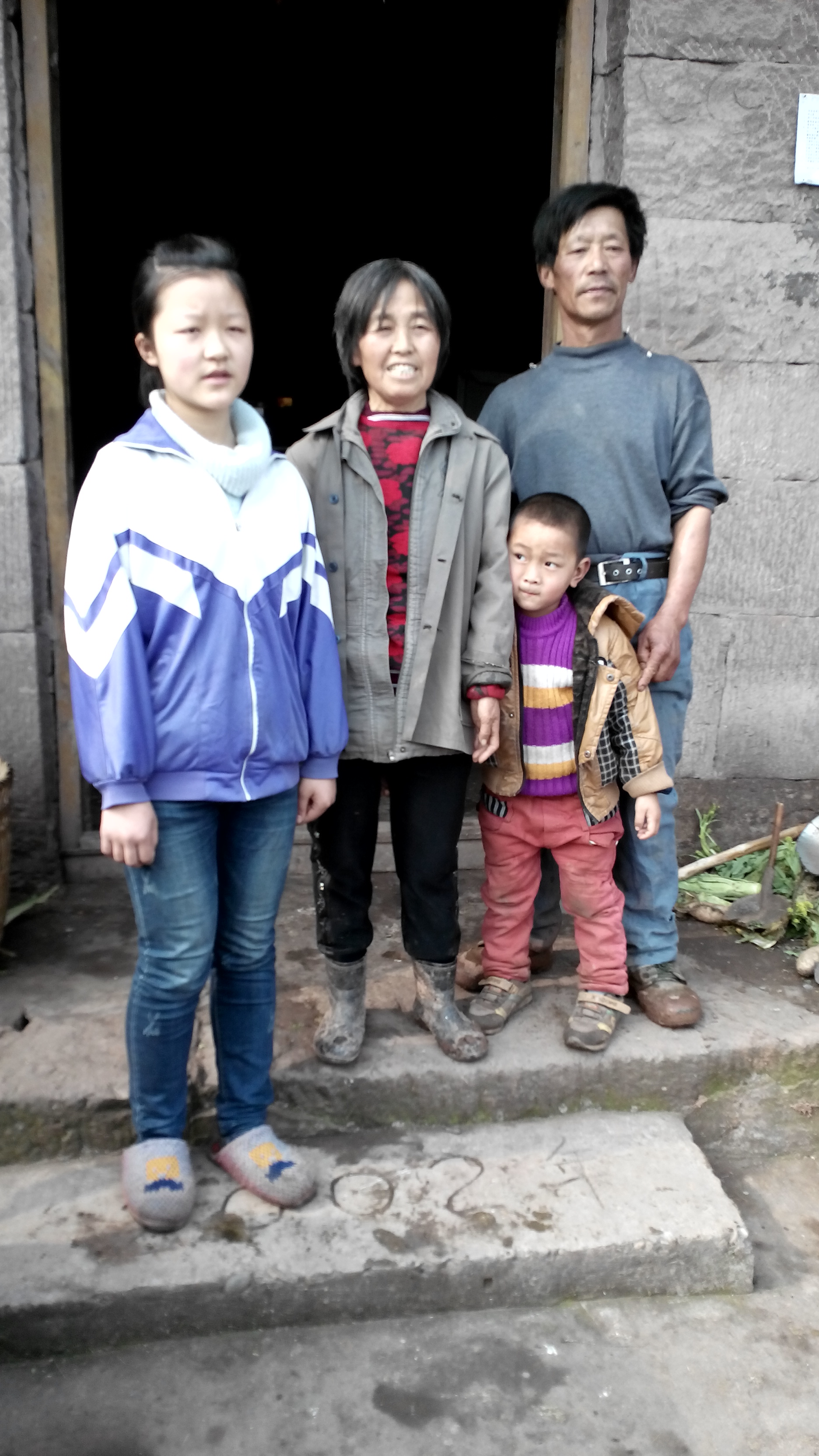 陈妍冰和外公外婆在一起.jpg
