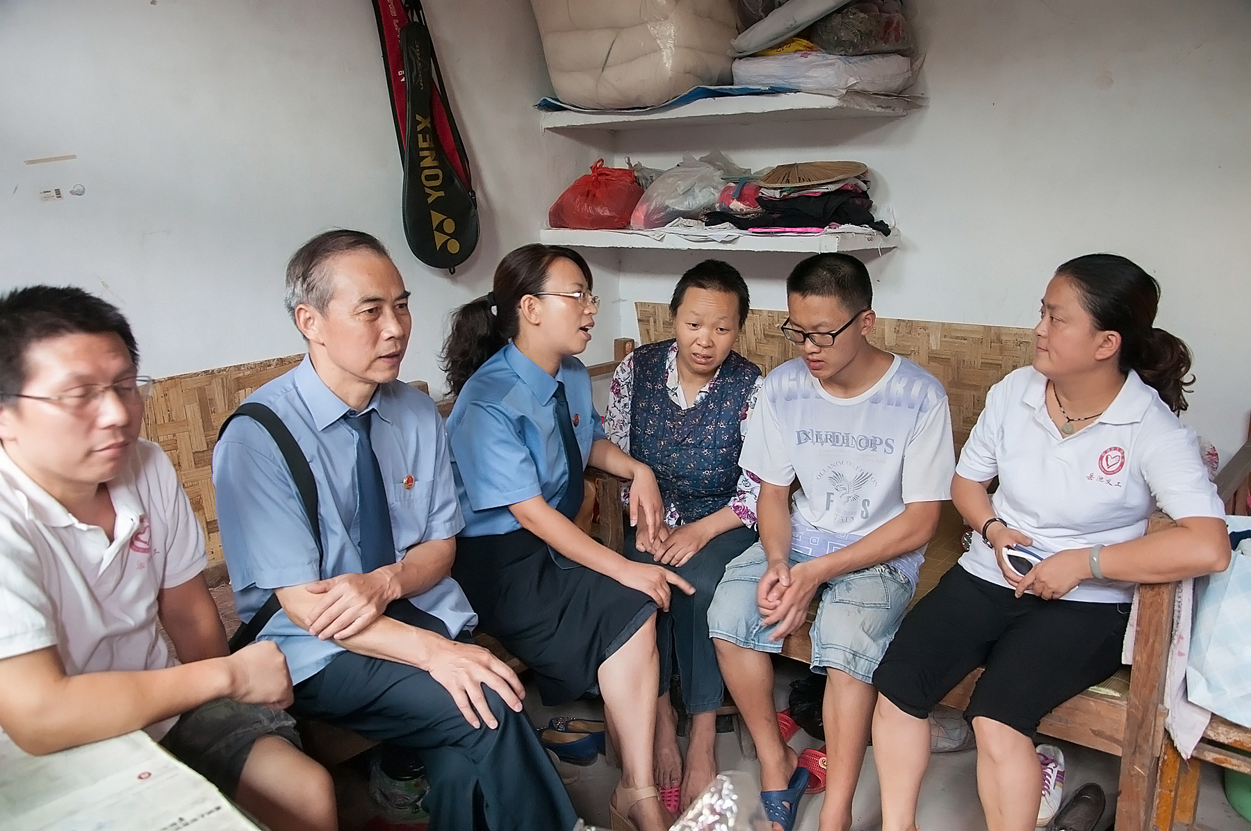 义工们和桂林的母亲、弟弟交心谈心.jpg
