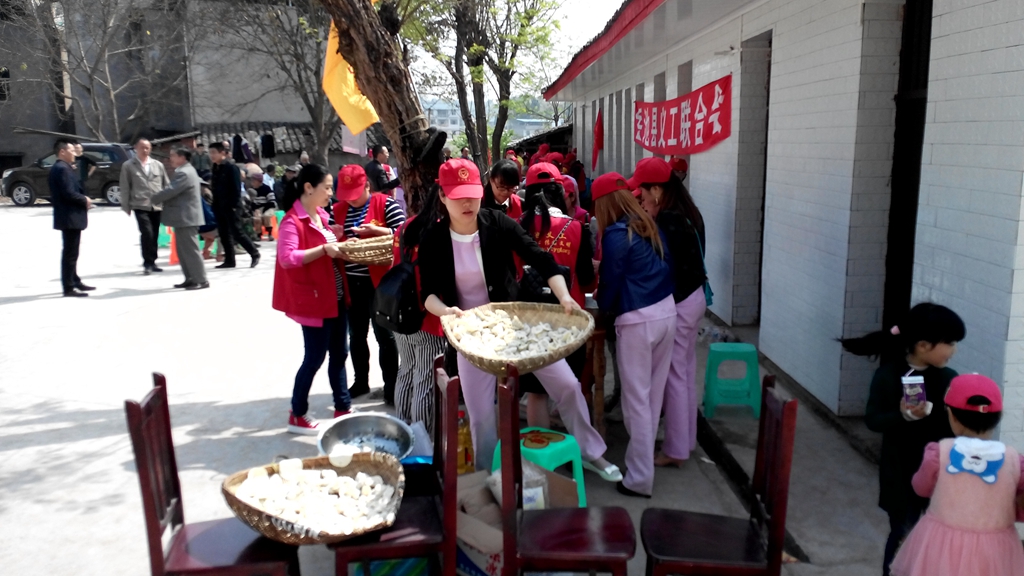 3、义工们用带来的原材料，动手包起了饺子.._副本.jpg