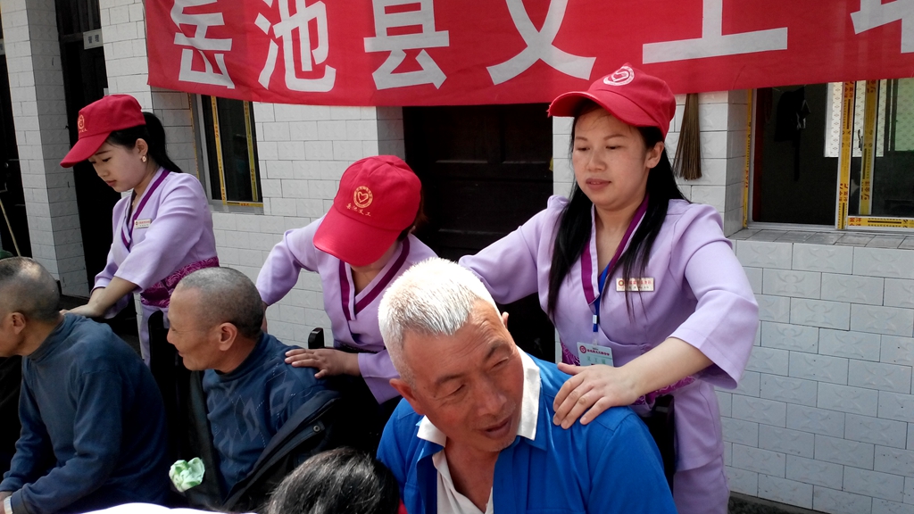 5、来自家富富侨岳池店的义工们分别为老人浴足、按摩、修指甲._副本.jpg