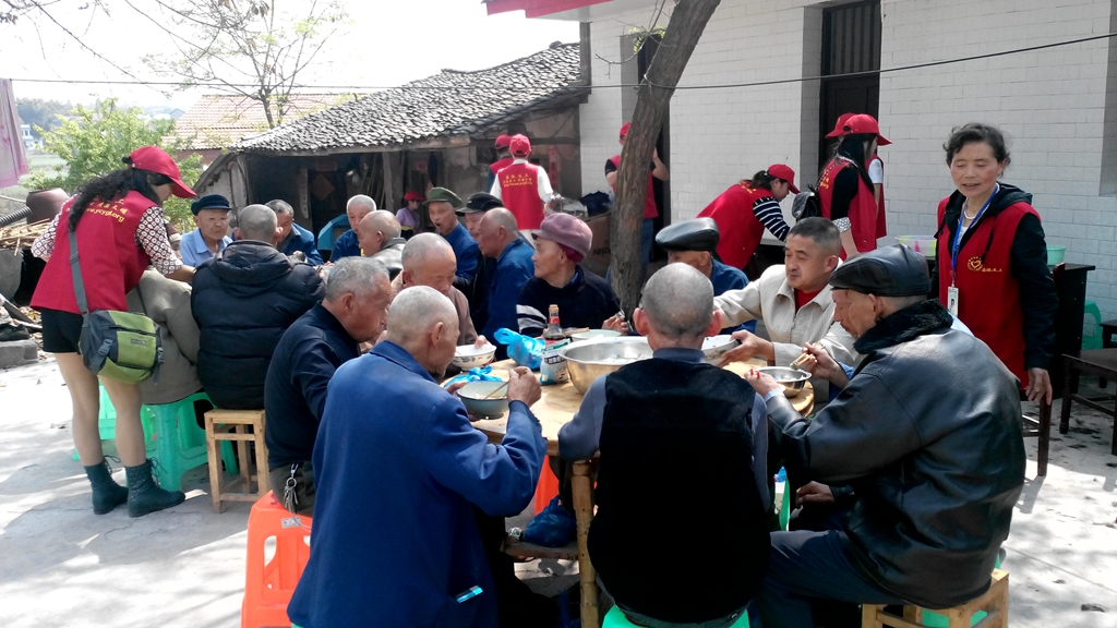 8、吃着香喷喷的饺子，老人们觉得雷锋就在身边....._副本.jpg