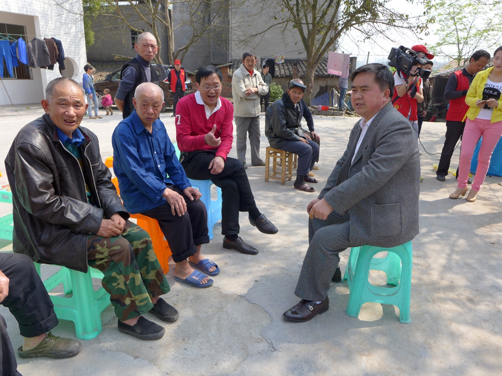 11、政协委员与老人们交流.._副本.jpg