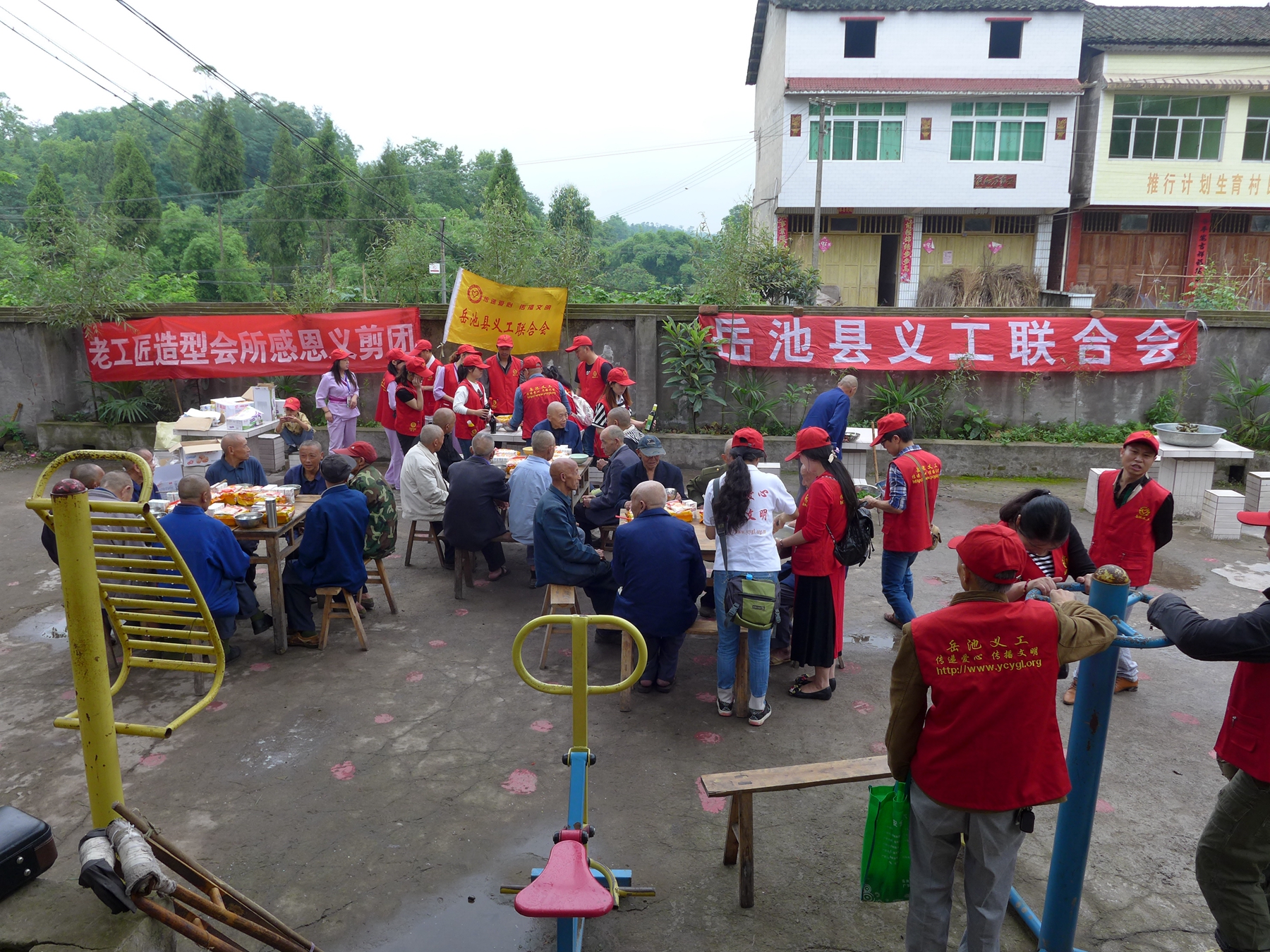 分送礼物1.jpg