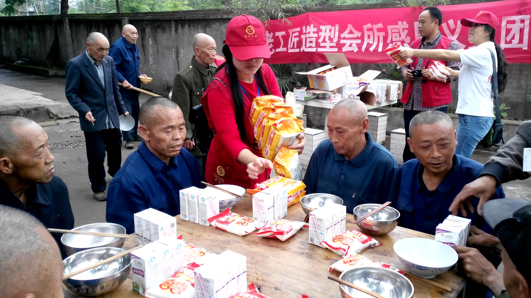 分送礼物_副本1.jpg