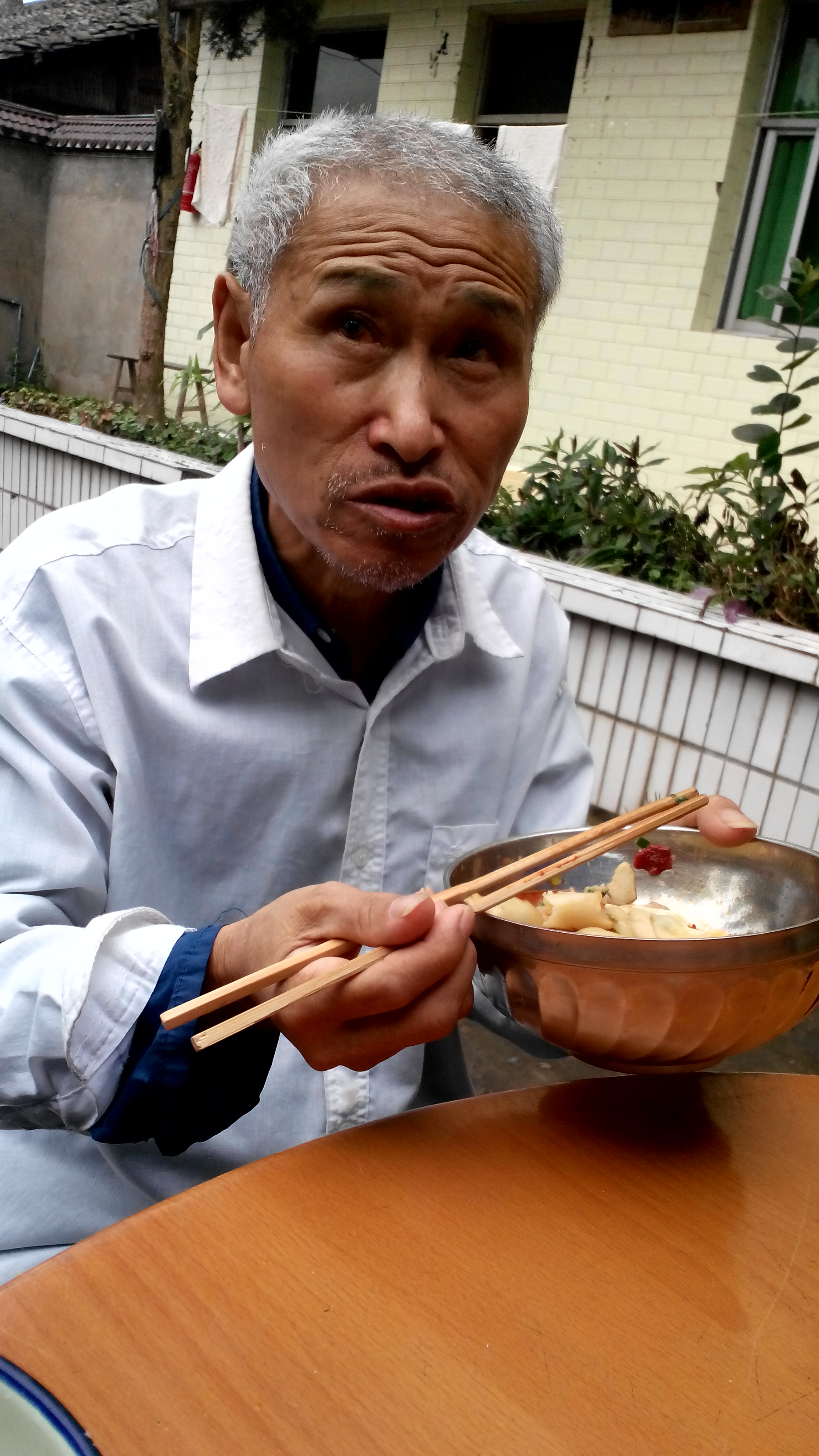 6、今年70多岁的老人吴必雄感叹地说（录音）：“这节日过得很快乐，很美好，谢谢你们.jpg