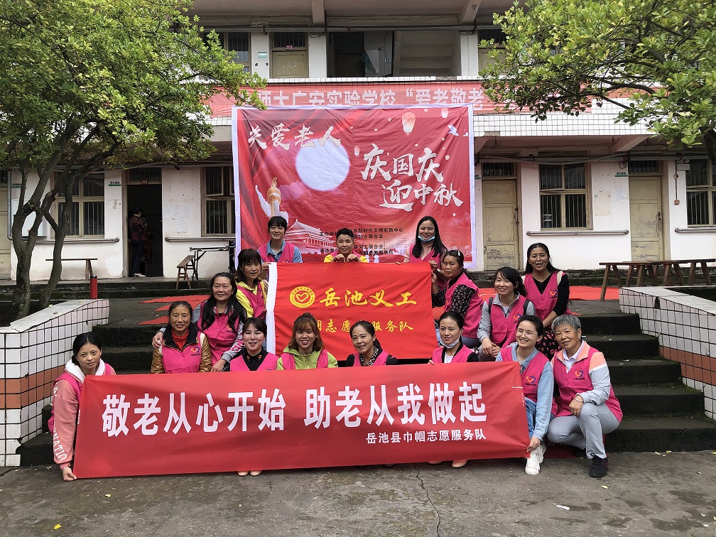 巾帼志愿服务队在九龙敬老院义务服务活动合影1.jpg