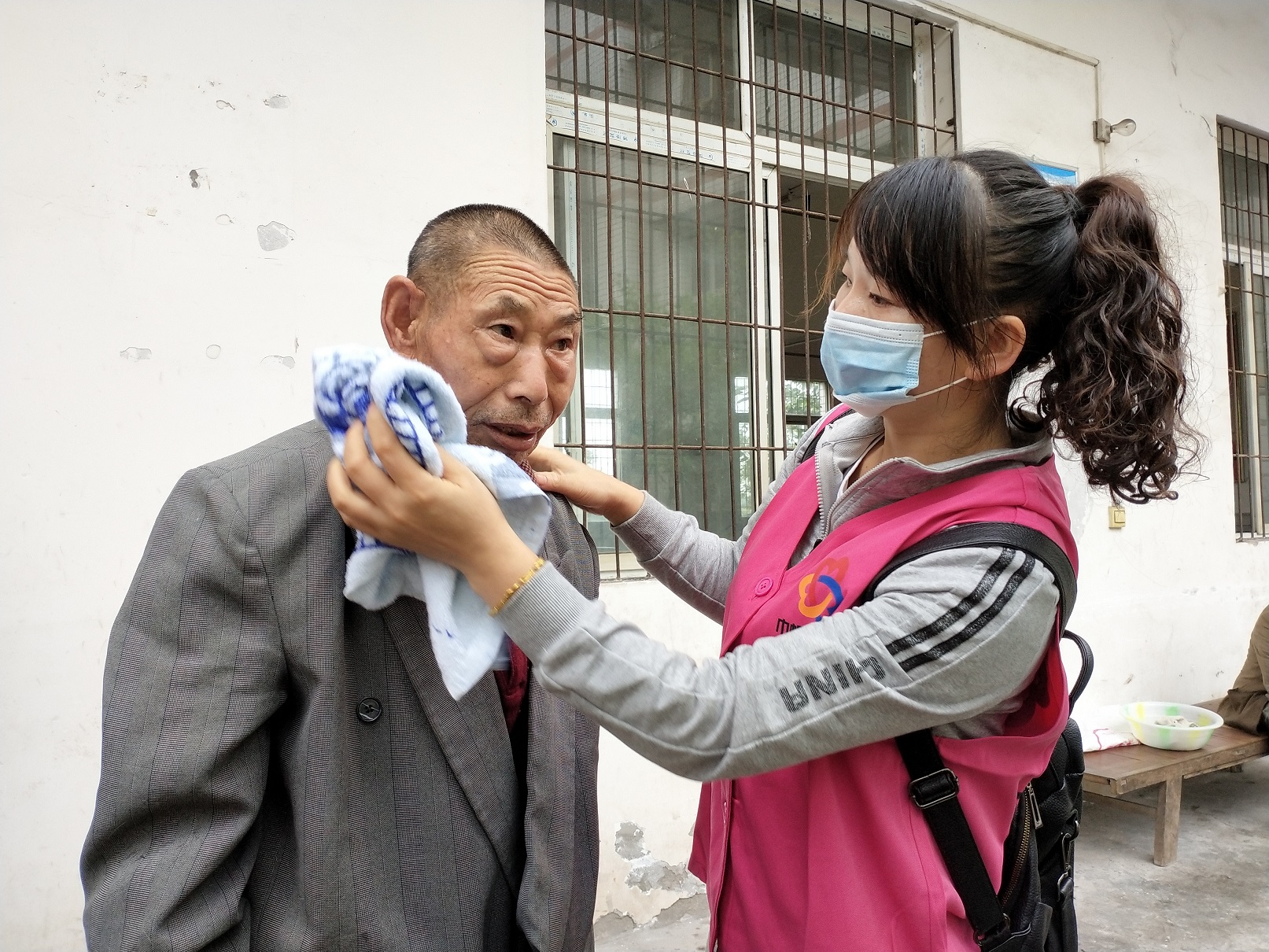 给老人洗头.jpg