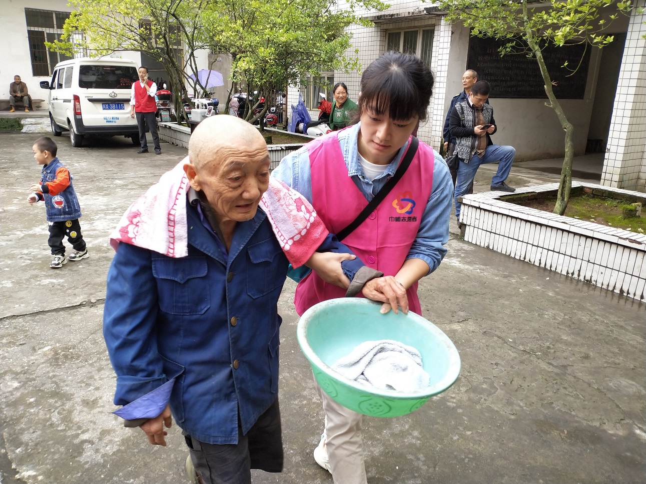 搀扶老人去洗头.jpg
